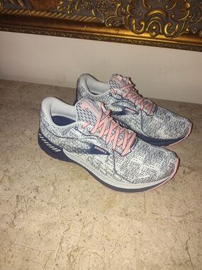 Brooks Adrenaline  21 Women's Running Shoes in White with Pink Accents